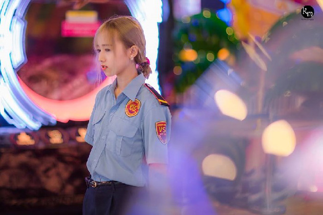 Phan Thị Huyền Trang xinh đẹp ngất ngây như thiên thần trong bộ ảnh của nhiếp ảnh gia Kun Mon khi bắt gặp cô đang làm bảo vệ cho một trung tâm thương mại ở Hà Nội.