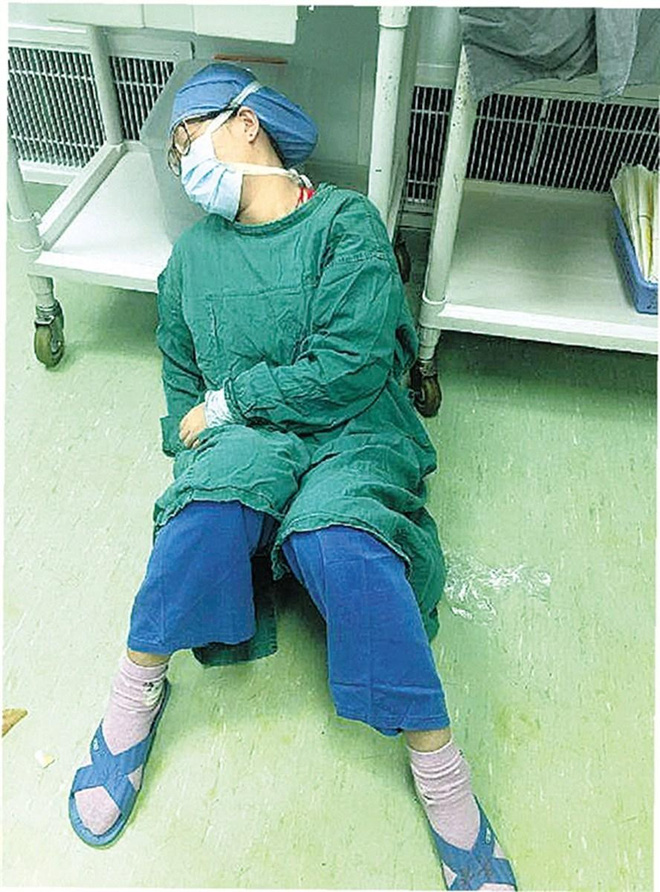 Một bác sĩ phẫu thuật liên tục trong 30 tiếng đồng hồ trực ban cảm thấy thực sự mệt mỏi ngồi nghỉ ngay trên nền nhà. Bức ảnh chụp vào lúc 14 giờ ngày 3/9/2015, khi bác sĩ này đang mang thai ở tháng thứ 6.