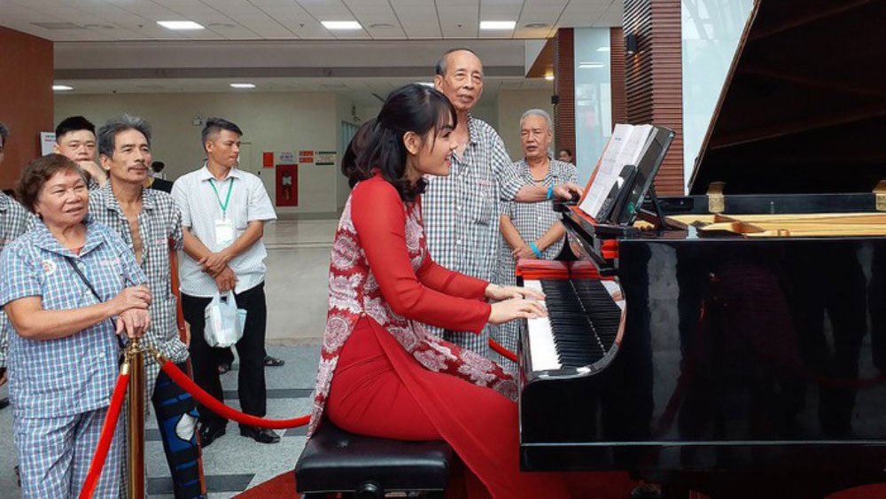 Bệnh viện  đầu tiên triển khai màn biểu diễn đàn piano phục vụ bệnh nhân