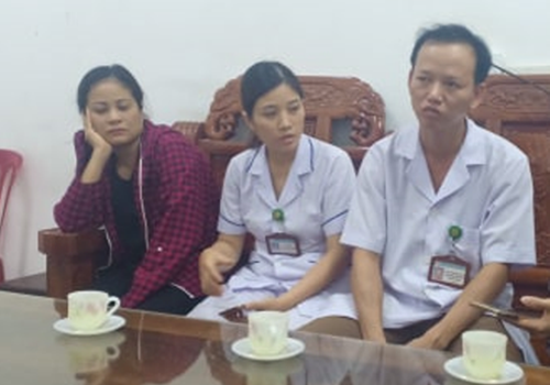 Bác sĩ Nguyễn Minh Đức cùng 2 nữ hộ sinh