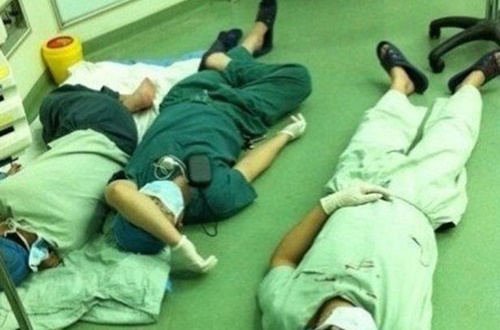3 vị bác sĩ phẫu thuật nằm ngủ ngay trong phòng trên sàn sau khi thực hiện 6 ca phẫu thuật liên tiếp trong vòng 32 tiếng đồng hồ.