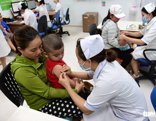 Những trẻ em đang được các bác sĩ của bệnh viện Nhi Đồng 2 tiêm ngừa
