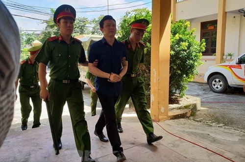 Bị cáo Trần Văn Sơn được đưa đến phòng xét xử
