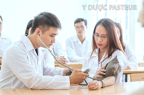 Trường Cao đẳng Y Dược Pasteur đào tạo lý thuyết gắn liền thực hành