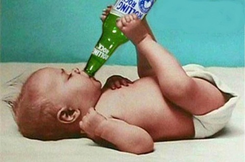 Người lớn để trẻ uống rượu bia rất vô tư