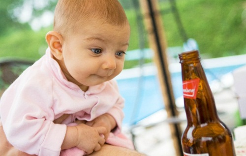Uống rượu bia quá sớm sẽ làm trẻ bị tổn thương sức khỏe nghiêm trọng