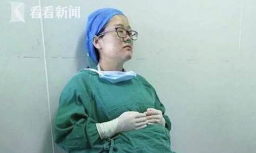 Nữ bác sĩ mang thai 5 tháng phải dùng máy thở vì kiệt sức sau 4 ca mổ