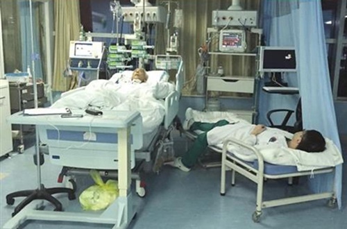 Bức ảnh được chụp vào lúc 21h30' ngày 26/11/2015, vị bác sĩ nằm cạnh giường bệnh nhân.