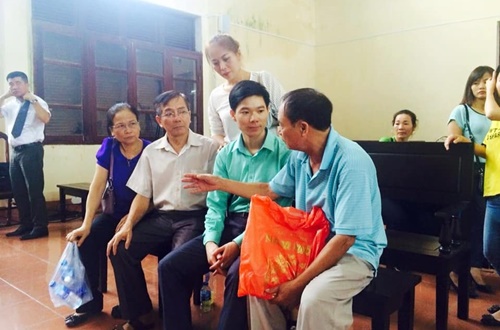 Bác sĩ Lương được người nhà bệnh nhân động viên sau phiên tòa