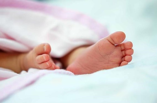 Y tá nam kéo mạnh khi đỡ đẻ: Em bé bị đứt làm đôi, người mẹ nguy kịch