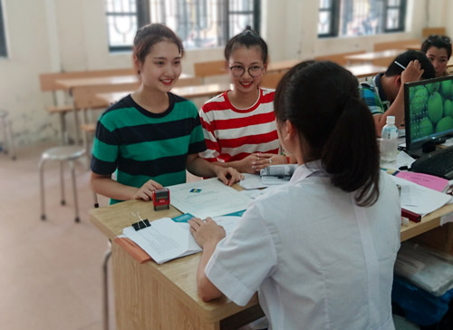 Lương Hồng Hạnh nộp hồ sơ nhập học