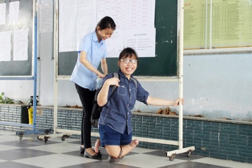 Nữ sinh có đôi chân khuyết tật ở phòng thi đặc biệt trong kỳ thi năm 2018