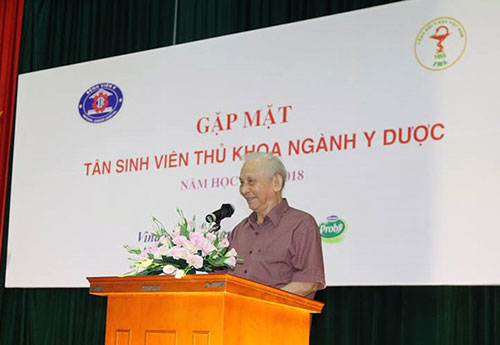 GS.TS. Nguyễn Khánh Trạch khuyên tân sinh viên cố gắng học tập để theo đuổi ngành nghề đã chọn.