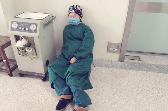 Một nữ bác sĩ Trung Quốc ngủ gục sau 6 tiếng mổ liên tiếp 