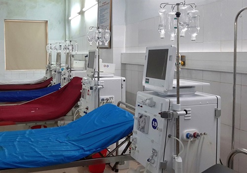 Các giường bệnh vắng bóng người khi 132 bệnh nhân phải chuyển đến viện khác
