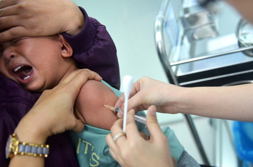 Tiếp nhận 30 bệnh nhi sốt cao nhập viện do tiêm vắc xin ComBE Five