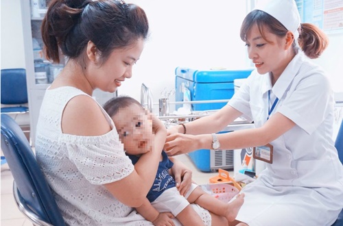 Tiếp nhận 30 bệnh nhi sốt cao nhập viện do tiêm vắc xin ComBE Five