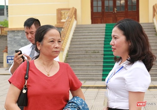 Luật sư Đinh Hương trao đổi với thành viên của Hội đồng xét xử